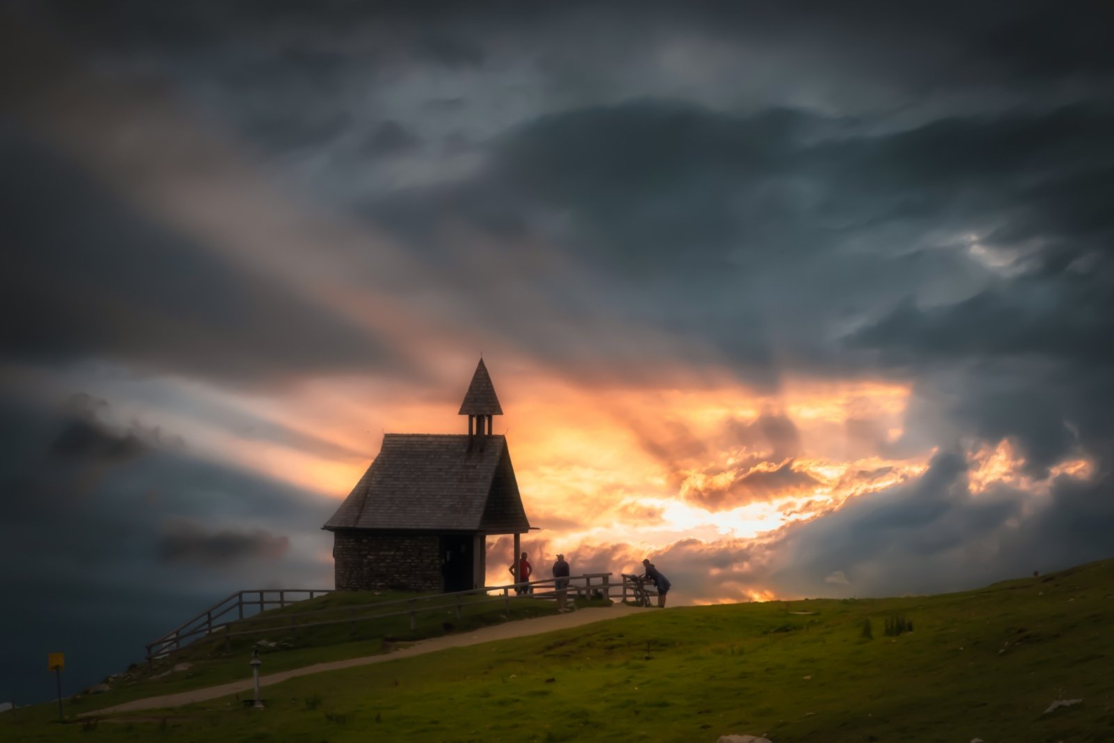 Kapelle Sonnenaufgang (c) analogicus / Pixabay.com