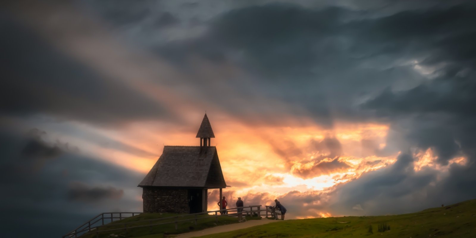 Kapelle Sonnenaufgang (c) analogicus / Pixabay.com