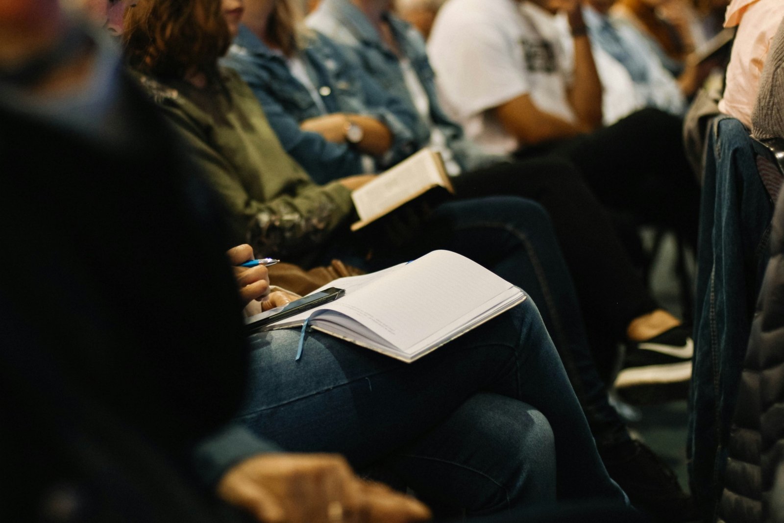 Konferenz (c) Foto von <a href=https://unsplash.com/@sincerelymedia?utm_source=unsplash&utm_medium=referral&utm_content=creditCopyText>Sincerely Media</a> auf <a href=https://unsplash.com/de/fotos/dGxOgeXAXm8?utm_source=unsplash&utm_medium=referral&utm_content=creditCopyText>Unsplash</a>