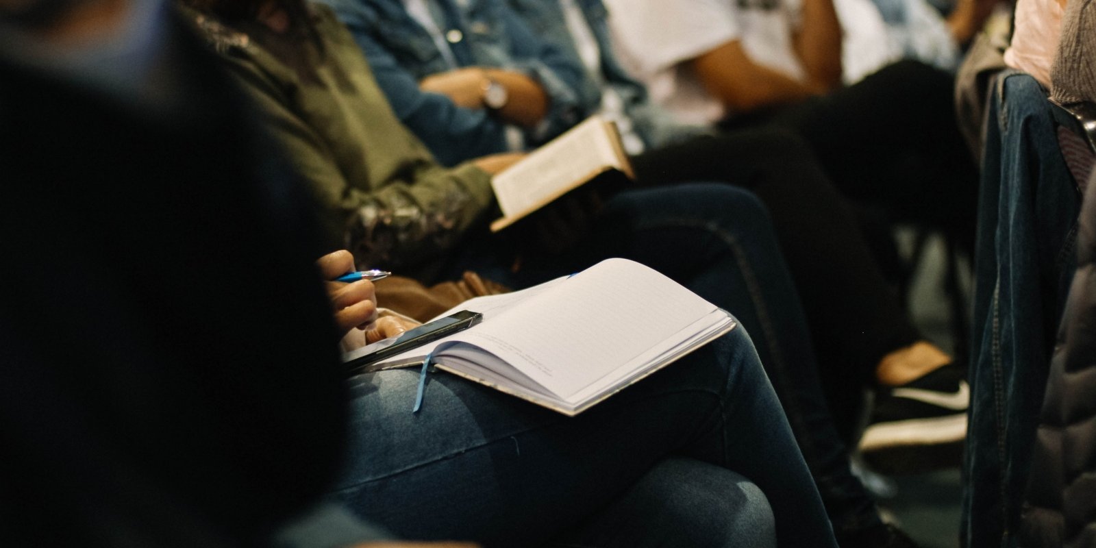 Konferenz (c) Foto von <a href=https://unsplash.com/@sincerelymedia?utm_source=unsplash&utm_medium=referral&utm_content=creditCopyText>Sincerely Media</a> auf <a href=https://unsplash.com/de/fotos/dGxOgeXAXm8?utm_source=unsplash&utm_medium=referral&utm_content=creditCopyText>Unsplash</a>